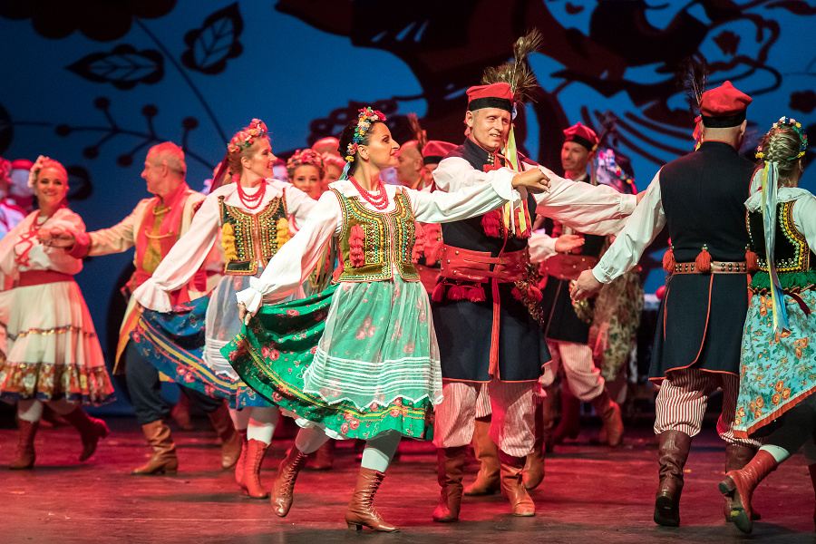 Tańczące pary poloneza - na pierwszym planie para w stroju krakowskim