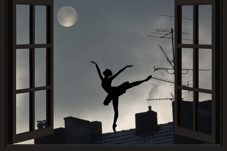 grafika - wieczór, pełnię księżyca, otwarte okno i widok pięknej pozy baletnica stojąca na dachu.