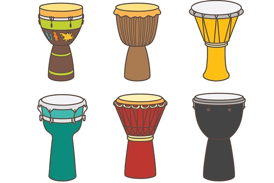 Rysunek przedstawia 6 różnokolorowych ręcznie malowanych afrykańskich instrumentów djembe.