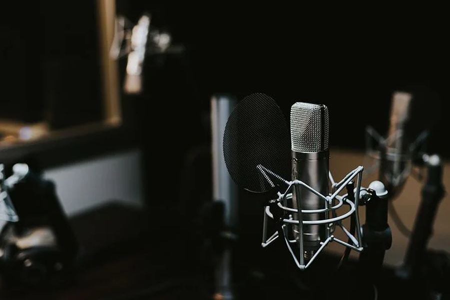 studio nagran, na pierwszym planie mikrofon