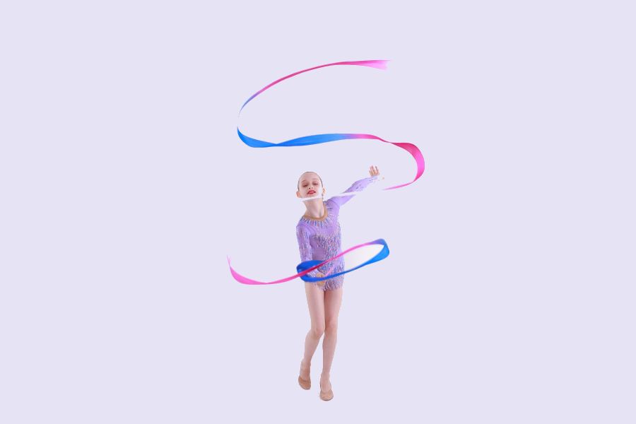 gimnastyczka w fioletowym kostiumie ze wstążką, wykonująca wężyk