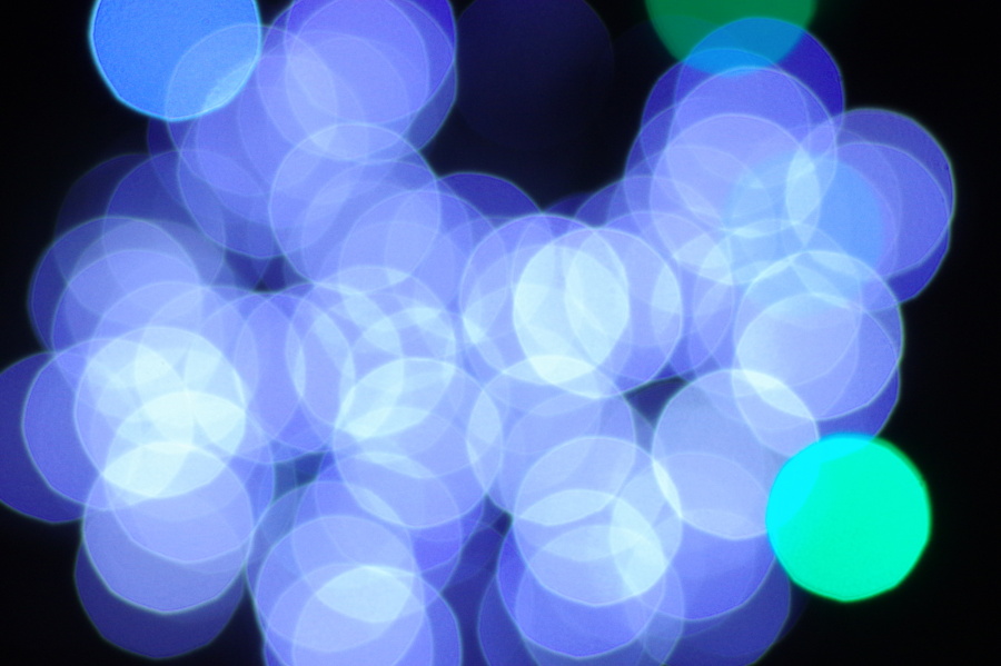 fotografia przedstawiająca abstrakcyjne plamy świetlne po rozostrzeniu lampek choinkowych