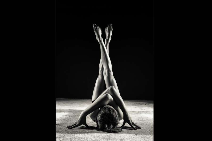 tancerka leżąca na plecach z nogami wzniesionymi do góry, ręce skrzyżowane na klatce piersiowej