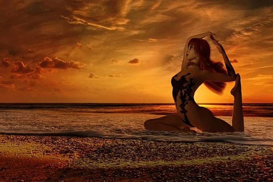 dziewczyna ćwicząca na plaży o zachodzie słońca