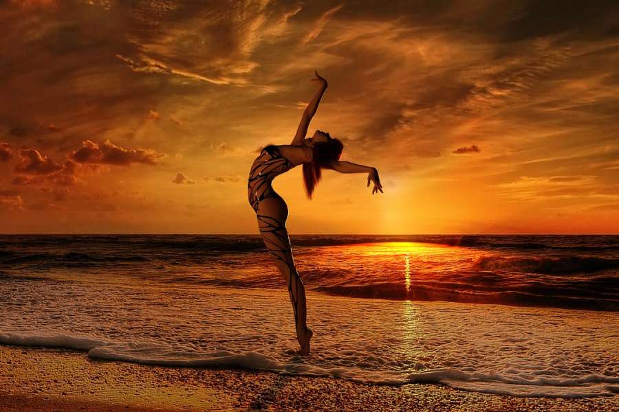 tancerka tancząca na tle zachodu słońca