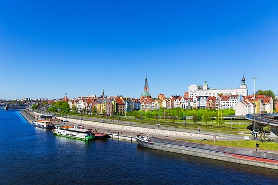 panorama na miesto od strony rzeki, w tle Zamek Książąt Pomorskcih