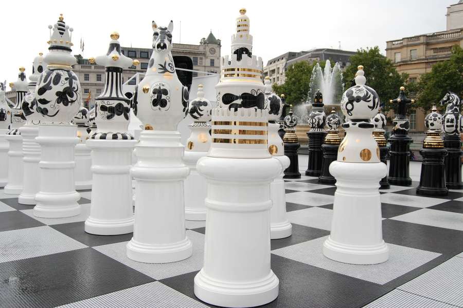 Figury szachowe w centrum Londynu.