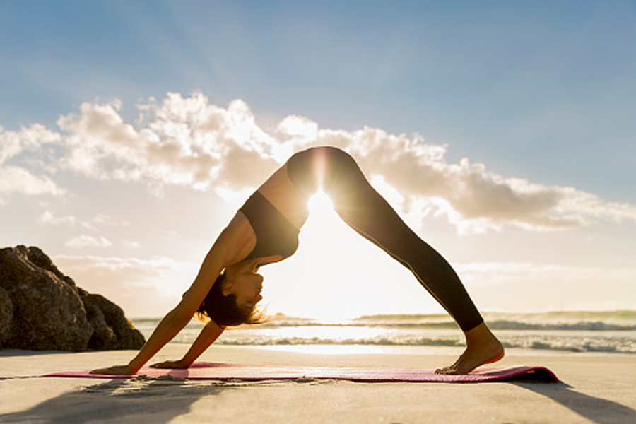 kobieta ćwicząca jogę na plaży