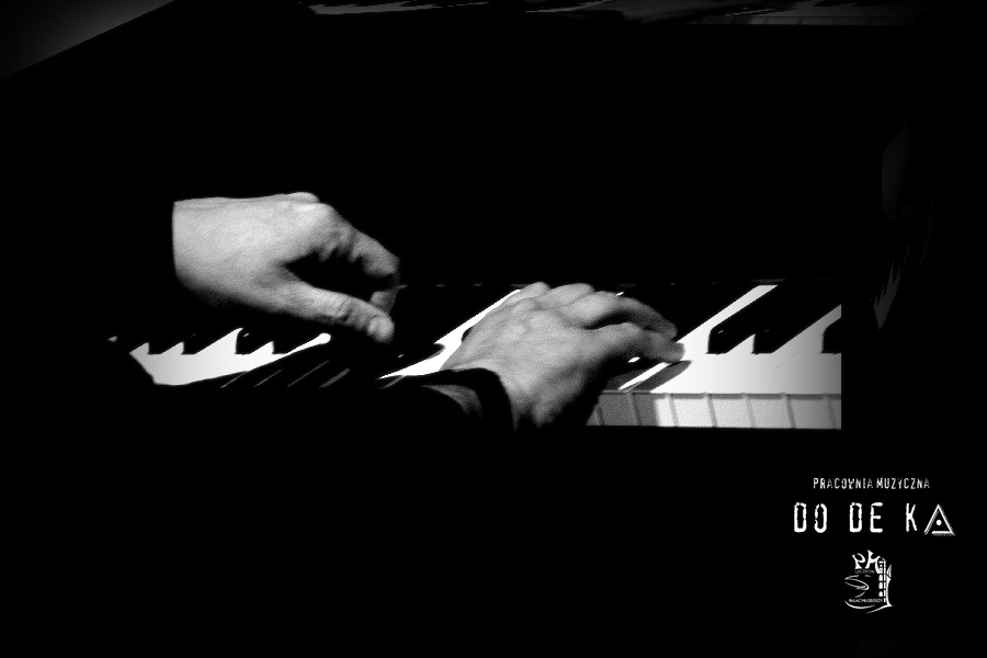 ręce mężczyzny na klawiaturze fortepianu