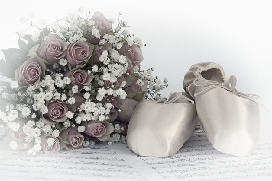Zdjęcie przedstawia bukiet kwiatów, baletki i nuty
