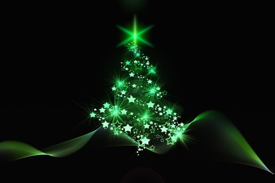 Zdjęcie przedstawia komputerowo wygenerowany obraz rozświetlonej choinki na zielonym tle