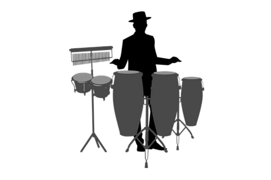 Czarno biały rysunek przedstawia perkusistę grającego na congach i bongosach