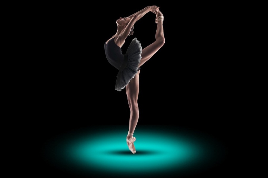 Zdjęcie przedstawia baletnicę stojącą w pięknej pozie na pointach