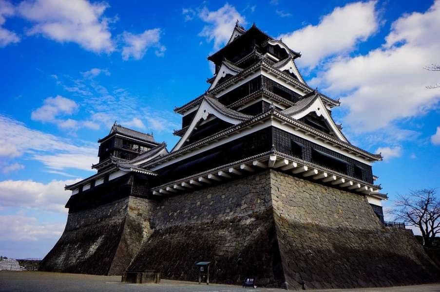 zdjęcie przedstawia zamek japoński.