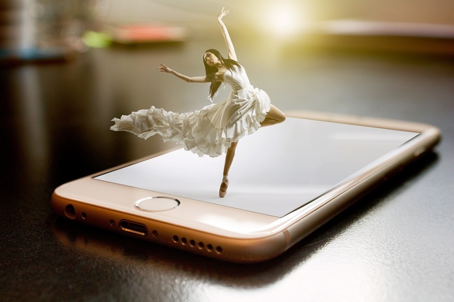 fotomontaż, tancerka tańczy na telefonie komórkowym
