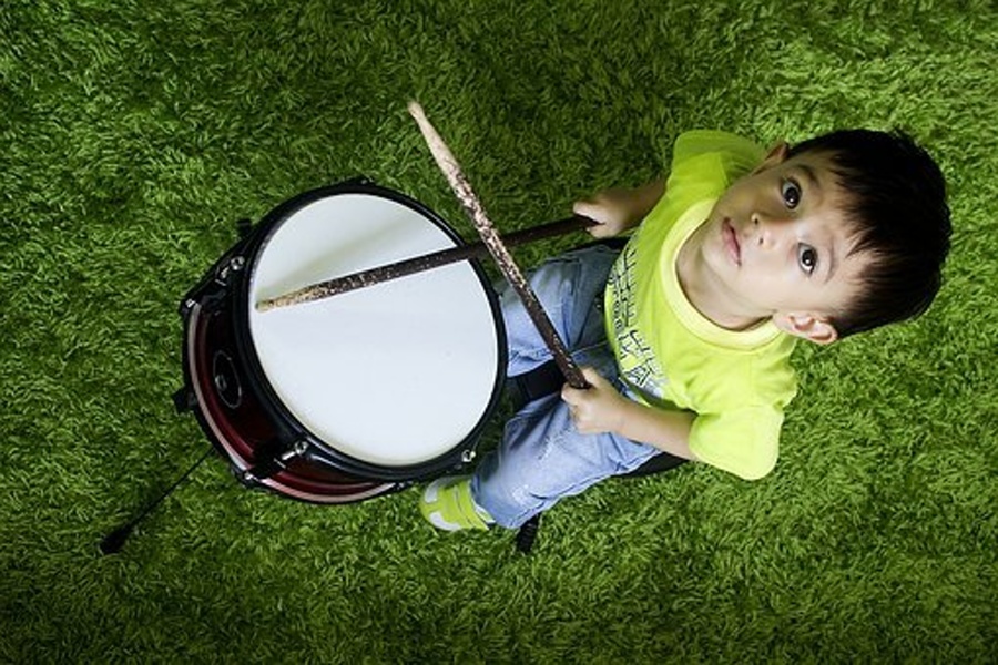 Zdjęcie przedstawia chłopca grającego na werblu