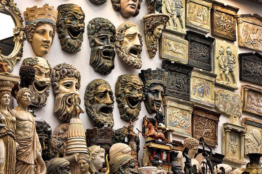 maski greckie wyeksponowane na ścianie