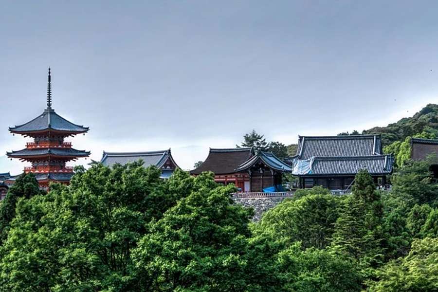 Zdjęcie przedstawia zabudowę w stylu japońskim w Kyoto.