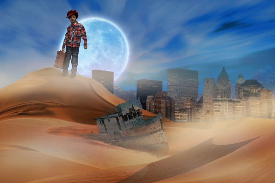 grafika przedstawia chłopca z walizką na tle księżyca podczas pełni. Na pozostałym tle wrak starej barki i współczesne budynki.