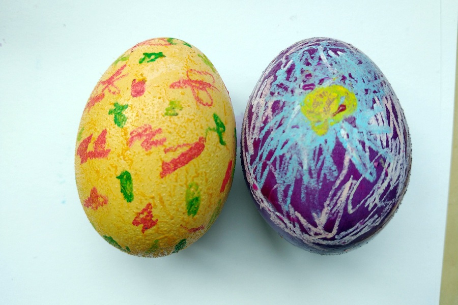 wielkanocne jajka pomalowane przez dzieci