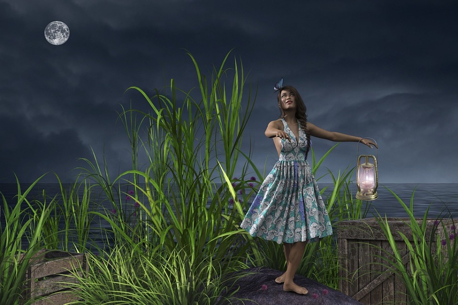 Zdjęcie przedstawia klimatyczne jezioro przy pełni księżyca z  tancerką  trzymającą w ręku latarnie.