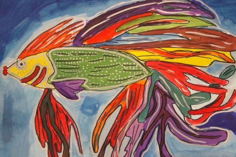 na niebieskim tle jest podłużna ryba, która ma żółtą głowę, zielony brzuch w białe i czarne wzorki oraz bardzo długi falisty ogon i płetwy w kolorach: żółtym, czerwonym, fioletowym,zielonym;jej kształt jest podkreślony białą linią.