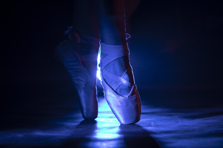 stopy baletnicy na deskach sceny