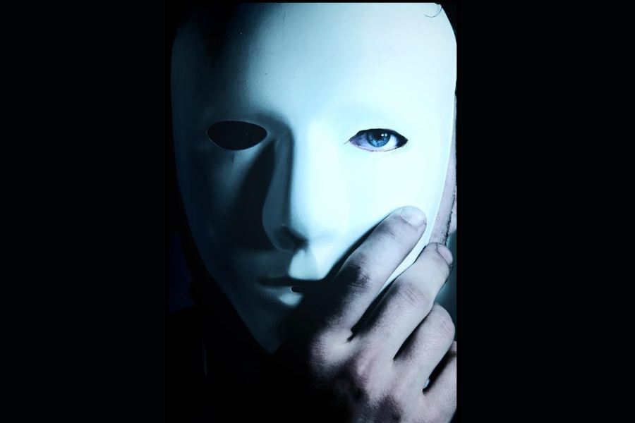 osoba z białą maską na twarzy