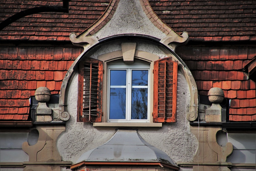 okno starej kamienicy