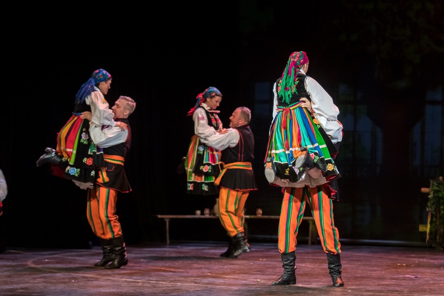 Pary tańczące oberka w tradycyjnych pasiakach łowickich.