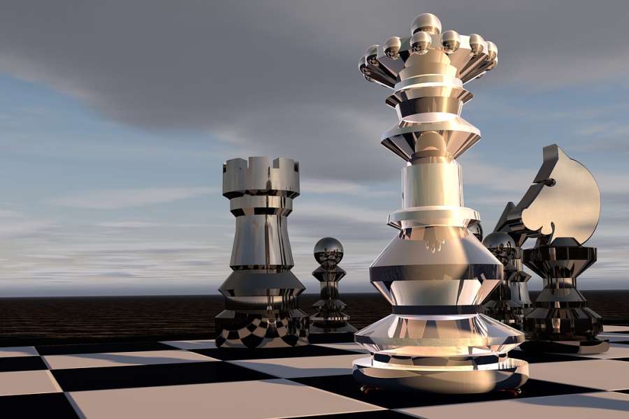 Figury szachowe na fragmencie szachownicy generowane komputerowo na tle nieba