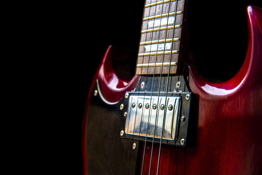 Czerwona gitara elektryczna na czarnym tle