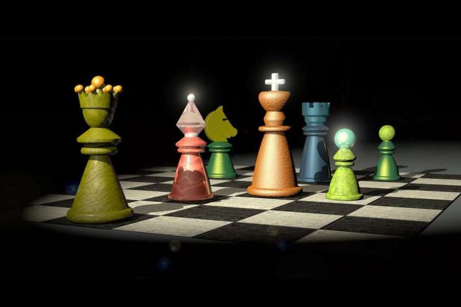 Kolorowe figury stojące na szachownicy