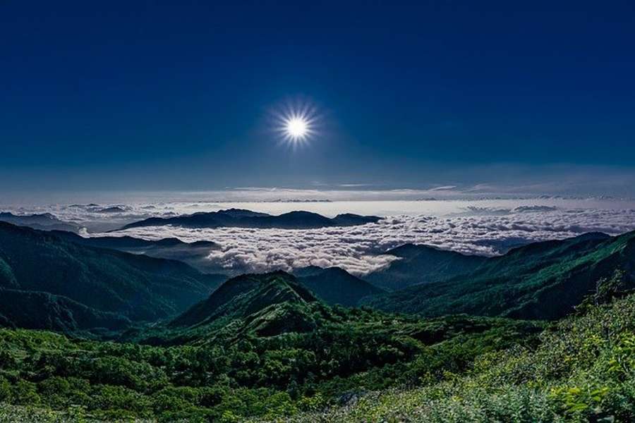zdjęcie przedstawia krajobraz górski Japonii.