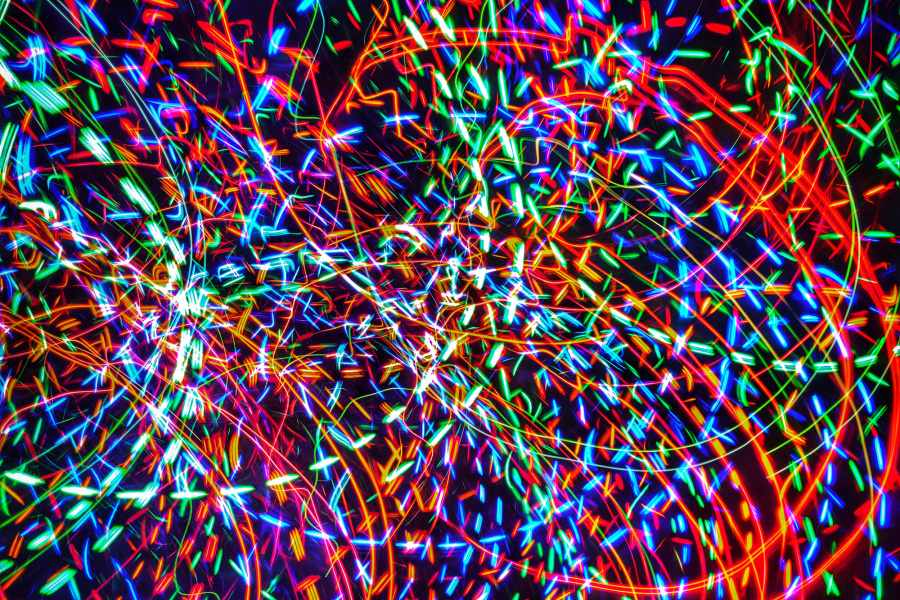 fotografia przedstawiająca kolorowe abstrakcyjne wzory namalowane lampkami choinkowymi