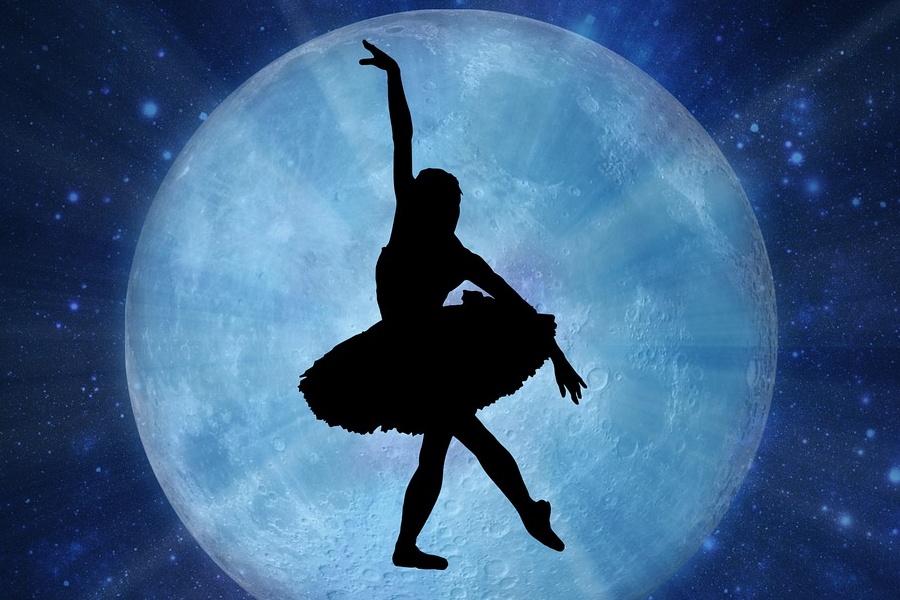 Zdjęcie przedstawia pozę  tancerki przy pełni księżyca w kolorystyce błękitu