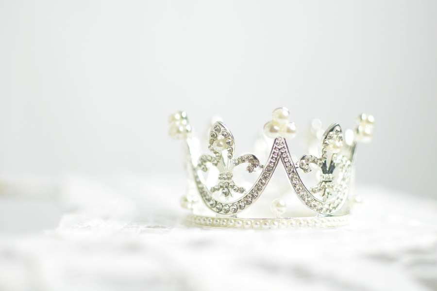 Zdjęcie przedstawia srebrną koronę wysadzaną kryształkami