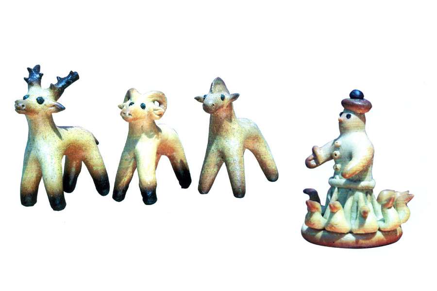 figurki ptaszków wykonane z ciasta zlepione po okręgu w środku postać gospodarza i figurki zwierząt z ciasta