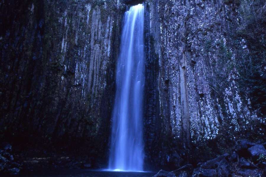 Zdjęcie przedstawia wodospad wieczorową porą