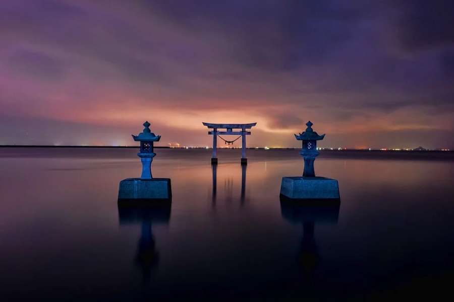 Na zdjęciu tradycyjna brama japońska- Tori znajdująca się w morzu
