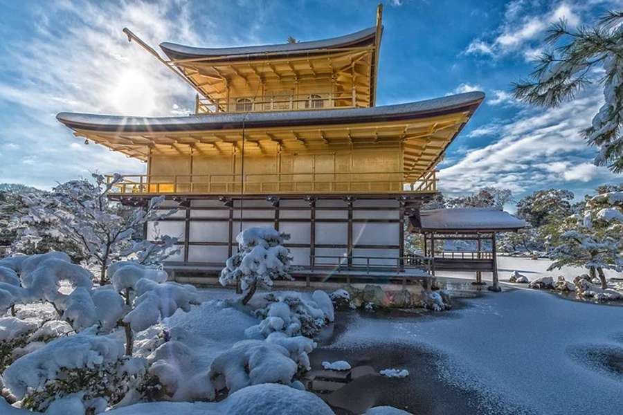 na zdjęciu świątynia zen w Kito zimową porą