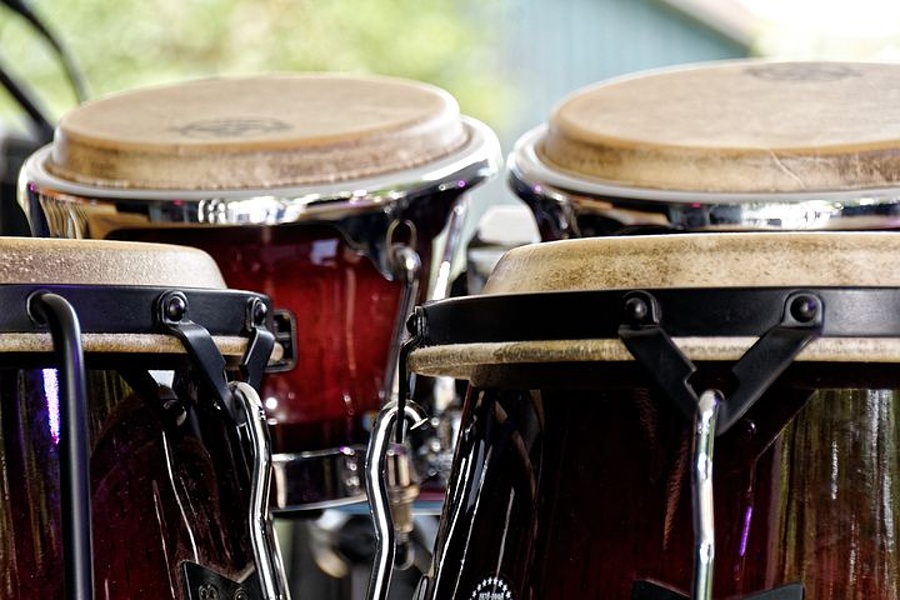 Na zdjęciu widać bongosy, które należą do instrumentów perkusyjnych.