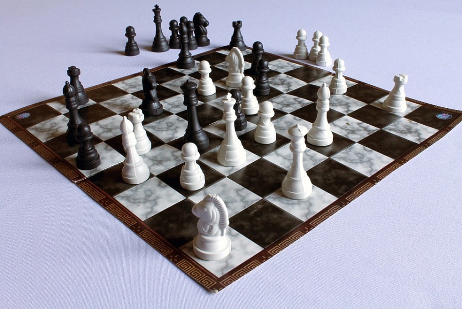 szachownica na niej szachy