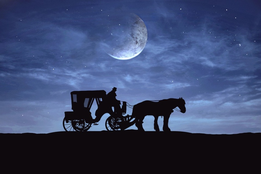 kareta z koniem i stangretem na tle wieczornego nieba