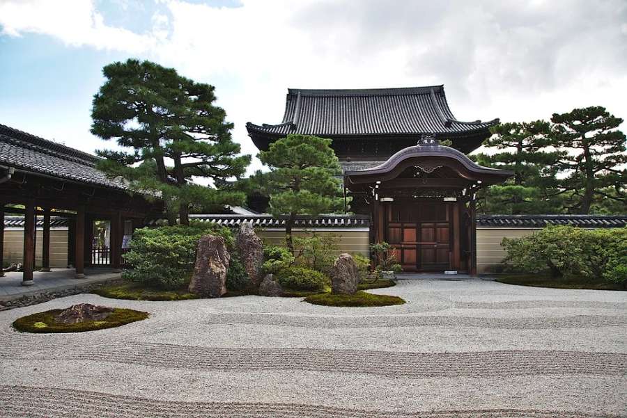 Zdjęcie przedstawia świątynie oraz ogród w stylu japońskim.