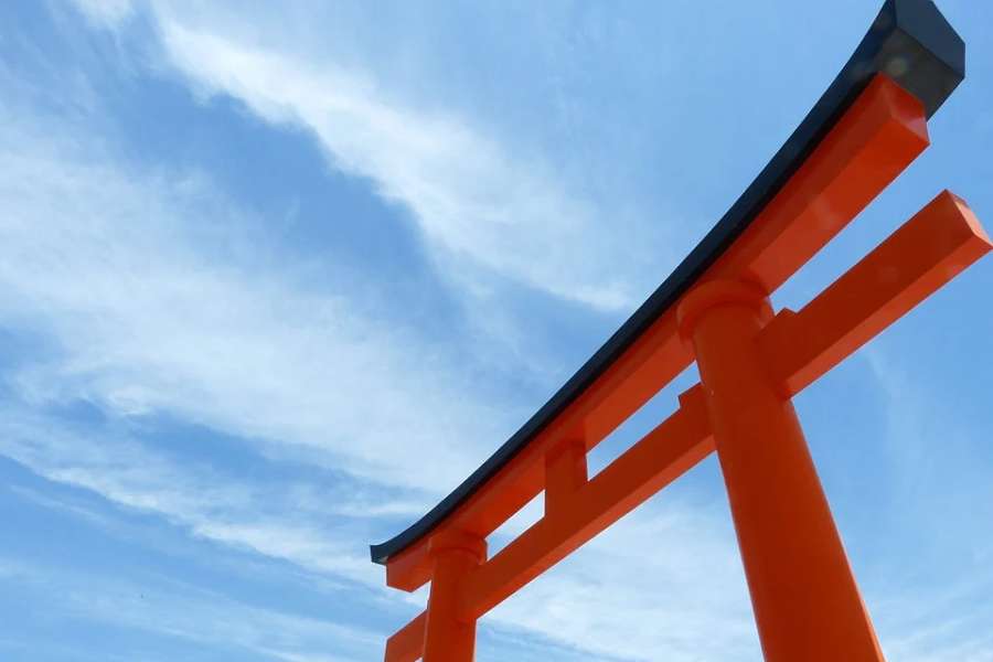zdjęcie przedstawia japońską bramę(Tori)