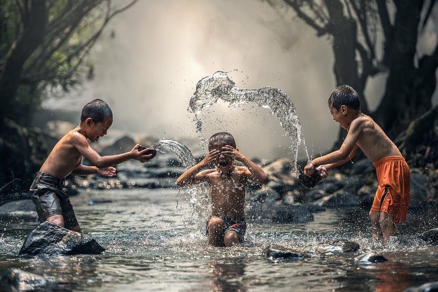 dzieci bawiące się w wodzie