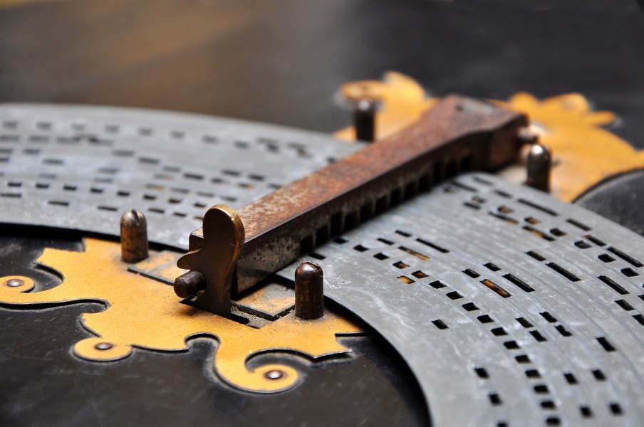 fragment płyty papierowo-kartonowej instrumentu muzycznego zwanego katarynką.